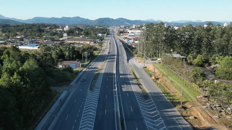 Viaduto e retornos próximos